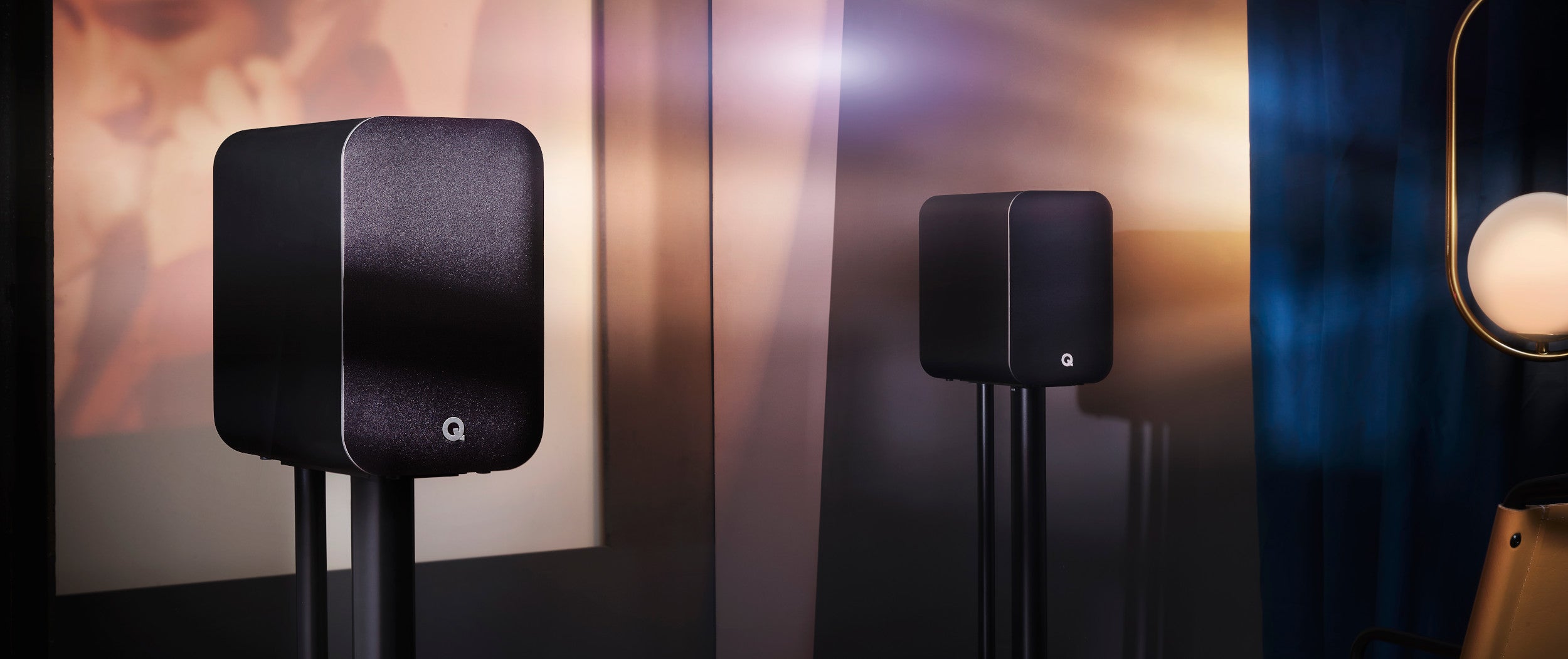 Q Acoustics M20 HD Beyaz hoparlörler TV ile film izlerken sinematik ses